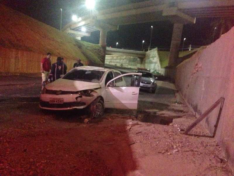 Motorista Perde Controle Do Carro E Cai Dentro Da Trincheira Do Tijucal