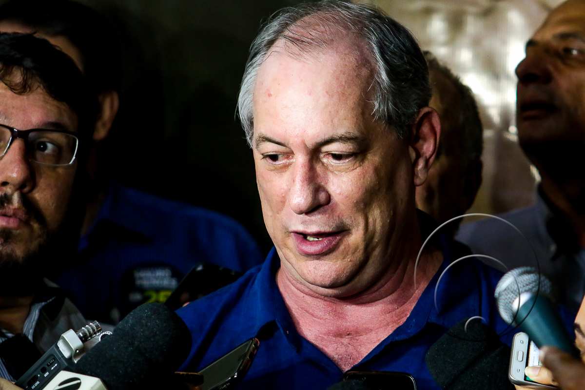 Ciro Gomes dá tapa na cara de homem após ser chamado de bandido no