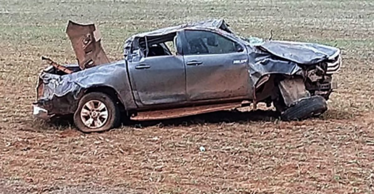 Mãe e três filhos ficam feridos em acidente entre caminhonete e picape