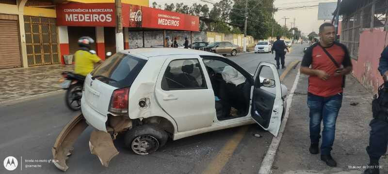 Vídeo mostra momento em que Corolla invade preferencial e bate em 2