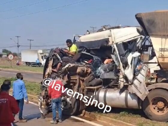 Motorista Sai Ileso E Mexendo Em Celular De Cabine De Carreta Destru Da