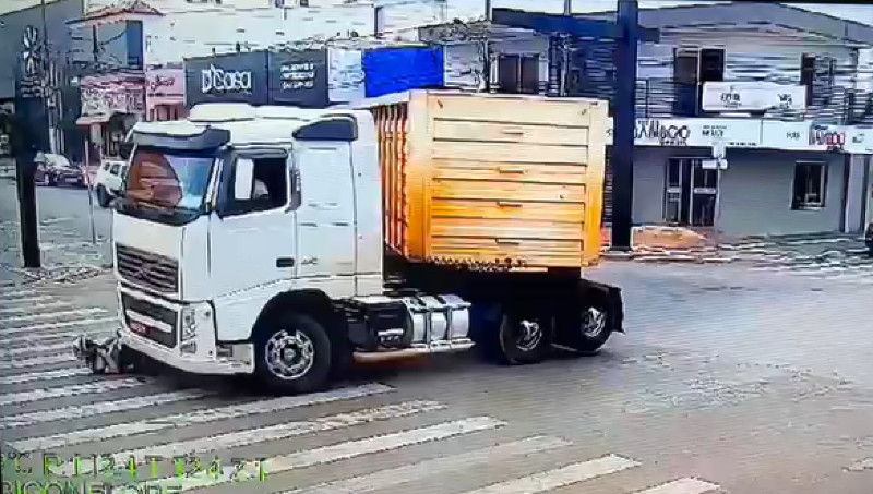 Motociclista Para Embaixo De Carreta Boiadeira E Sai Ileso De Batida Em