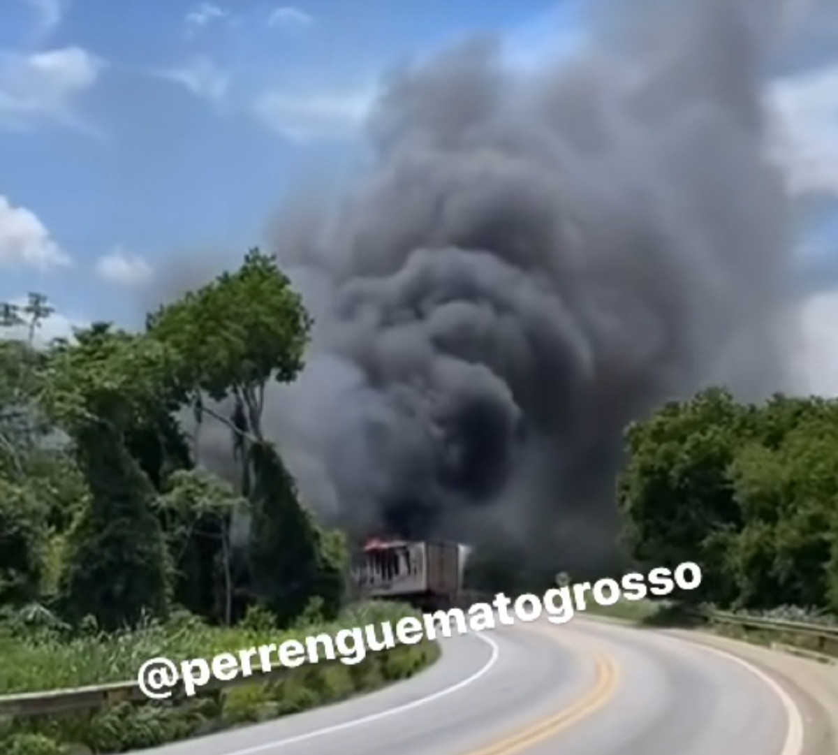 Carreta Explode Ao Bater Contra Caminh O Tanque Na Br Veja V Deo