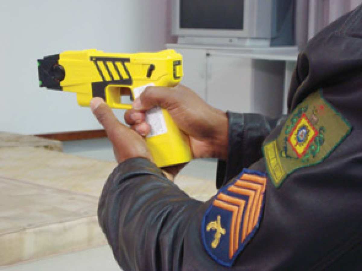 Homem é contido com taser após ameaçar policiais em UPA de Várzea Grande, MT