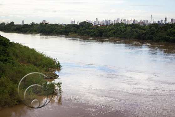 enchente/rio Cuiab?/lixo/cheia/transbordo/chuvas