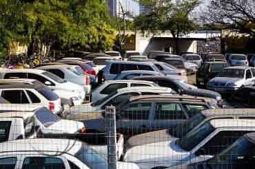 Detran/carros/pátio/apodrecendo/leilão