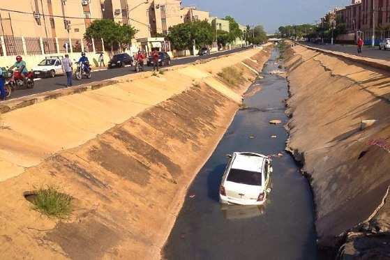 Carro/acidente/c&oacute;rrego/8 de abril/oito de abril