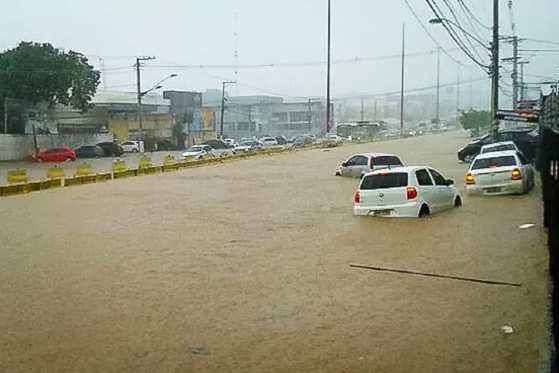 Alagamento/Avenida/Fernando Correa/chuva forte