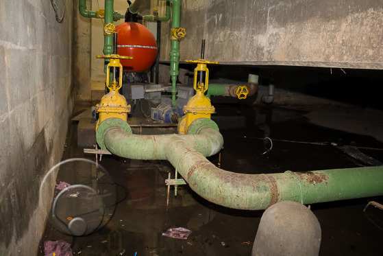 Arena Pantanal/abandonada/infiltra&ccedil;&atilde;o/inunda&ccedil;&atilde;o/alagamento