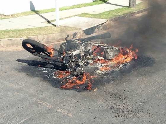 Moto pega fogo