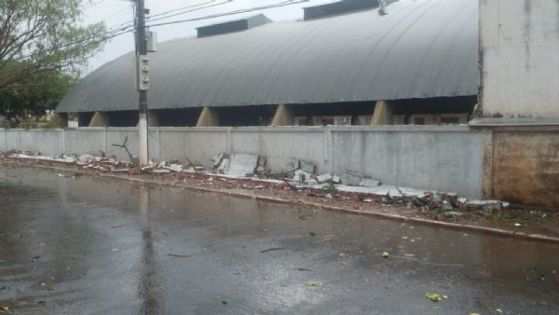 chuva em varzea grande - muro de escola cai