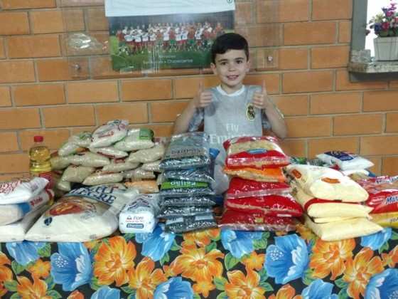 Menino pede alimentos