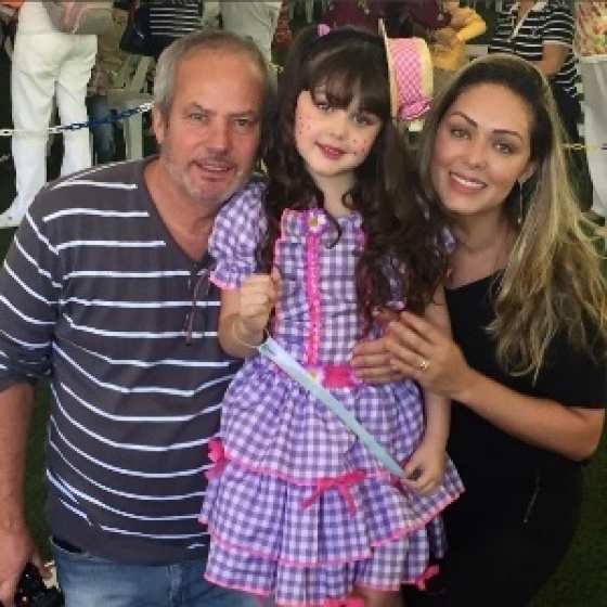 Maysa, vestida de caipira, com os pais, o diretor Jayme Monjardim e a cantora Tania Mara