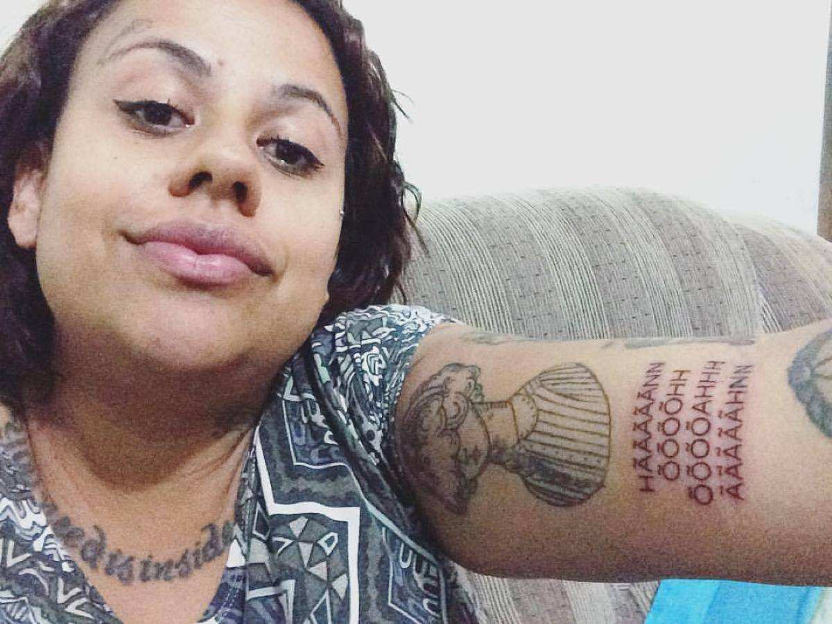 Jovem tatua gemidão do WhatsApp e não liga para críticas: 