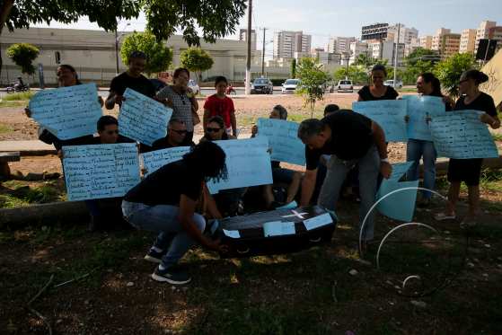 protesto contra empresa arara azul