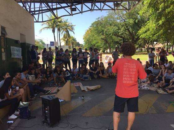 protesta de aluno da UFMT Em defesa do RU a um real