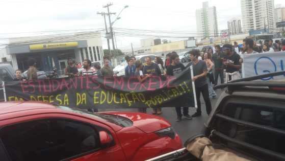 protesto de estudante na av Fernando correia 