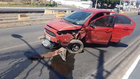 acidente na feb com Ford Ka vermelho