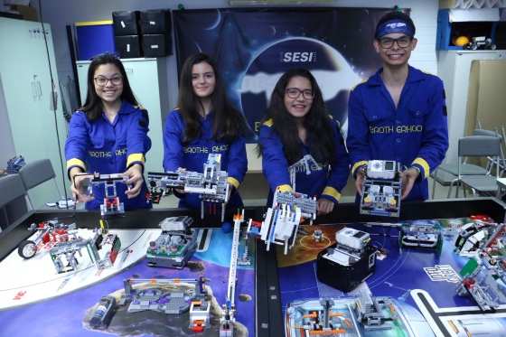 Estudantes troféu torneio robótica