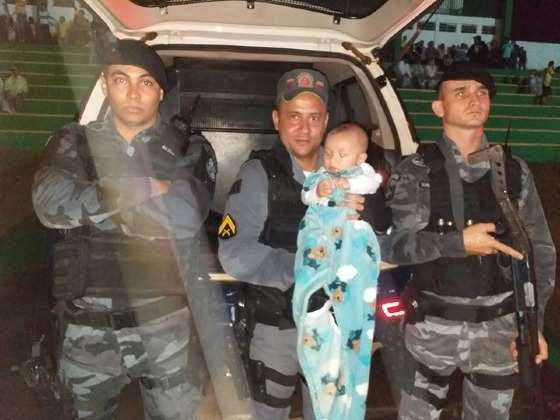 policiais ajudam bebe.jpg