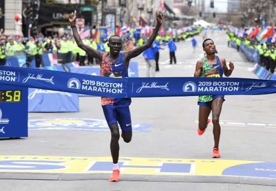 Queniano Cherono vence maratona de Boston