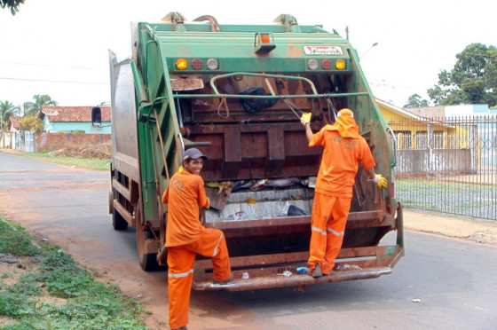 Caminhão coleta de lixo Locar - Cuiabá