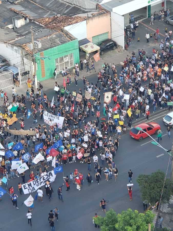 Manifestação no centro de Cuiabá contra cortes das Universidades Federais