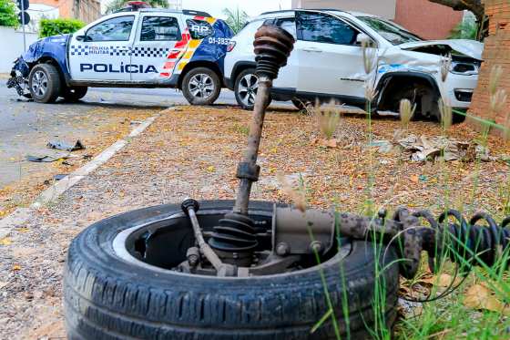 viatura da pm bate em um jeep na rua cereja 