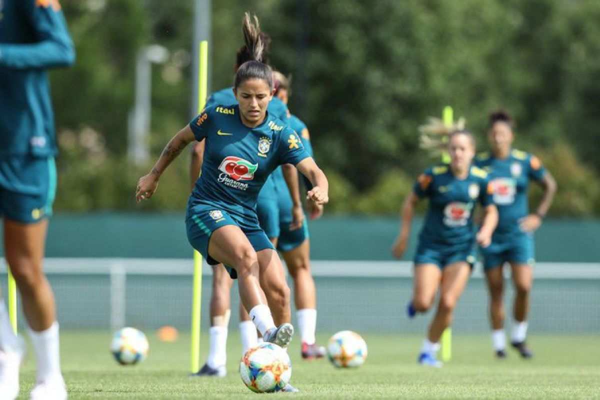 Sele??o feminina treina para estreia no Mundial