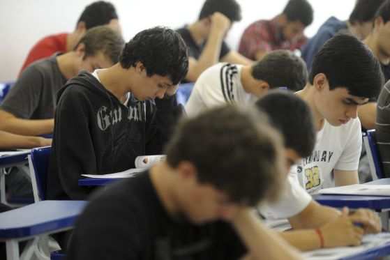 Ensino médio estudantes em sala de aula ProUni