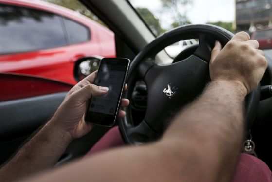 Motorista usando celular ao dirigir