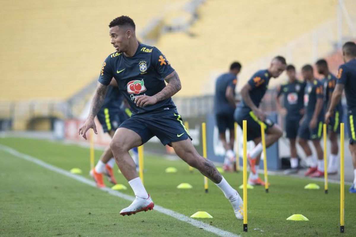 Gabriel Jesus treina para o jogo contra a Argentina