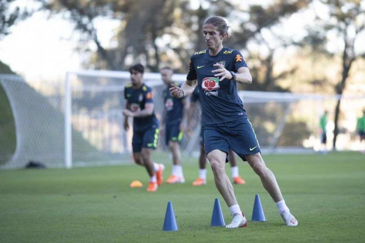 Filipe Lu?s treina para o jogo contra a Argentina