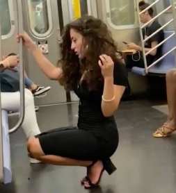 menina tira foto no vagao do metro