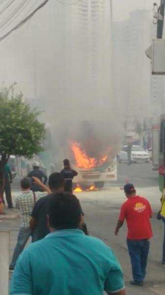 ônibus pega fogo na Fernando Corrêa