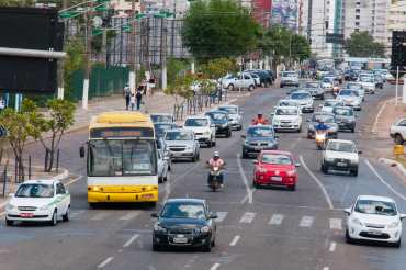 Trânsito na região central de Cuiabá