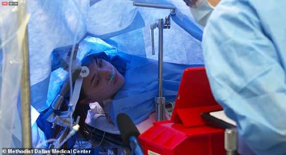 Paciente faz live durante cirurgia