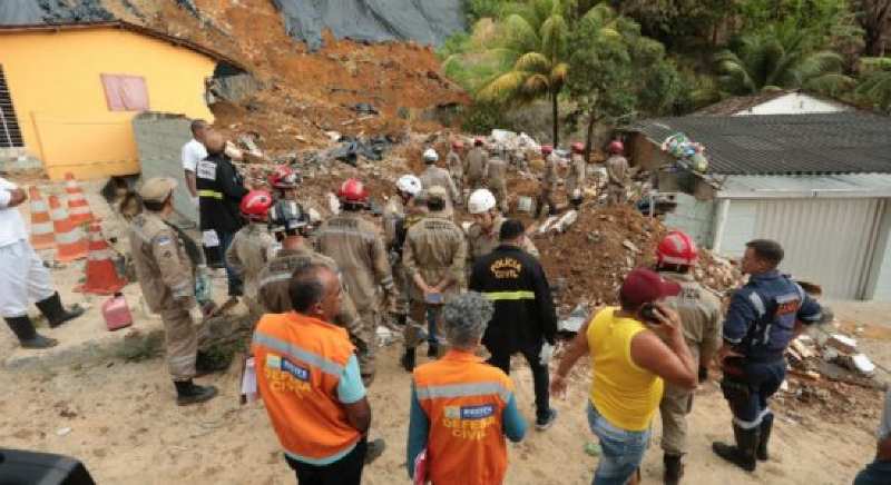 Deslizamento De Barreira No Recife Deixa 5 Mortos Entre Eles Um Bebê De 3 Meses Hipernotícias 