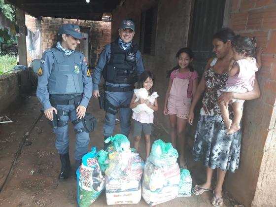 policiais doação alimentos