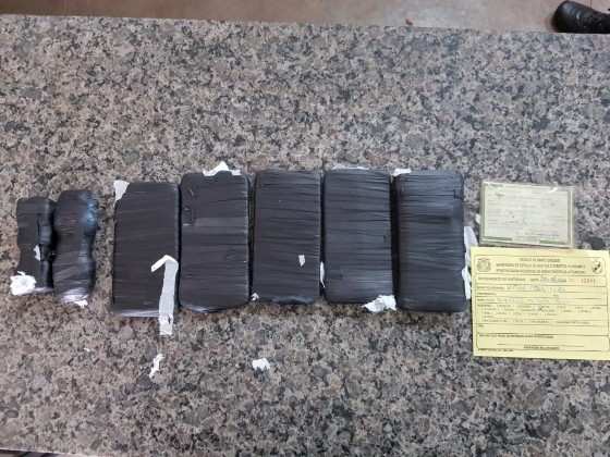 Pessoas tentam introduzir colchão com drogas e celulares na Mata Grande.jpeg