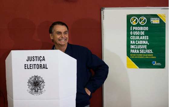 BOLSONARO VOTANDO.png
