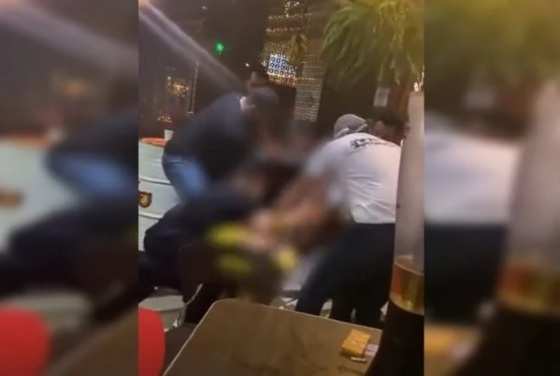 homem nu em bar