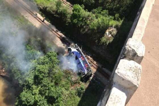 onibus cai de viaduto