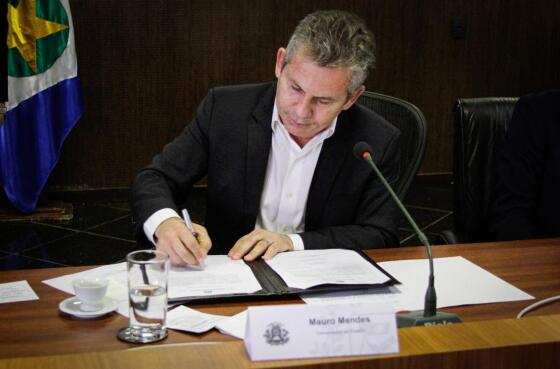 MAURO MENDES ASSINANDO.jpg