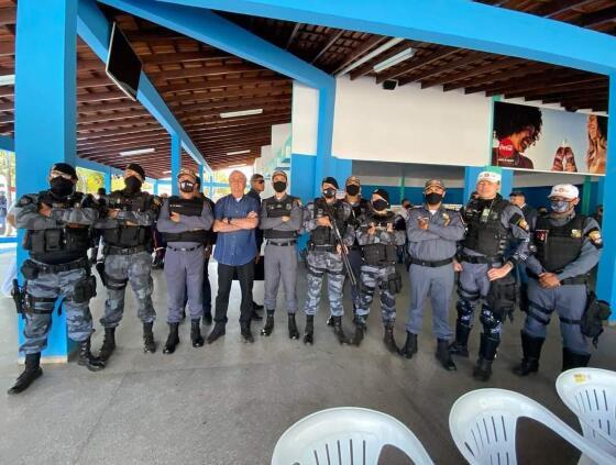 Bolsonaro e militares durante almoço, em Cuiabá.