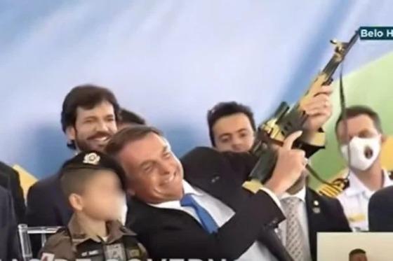 Bolsonaro criança arma 