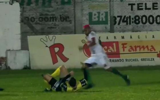jogador agride juiz