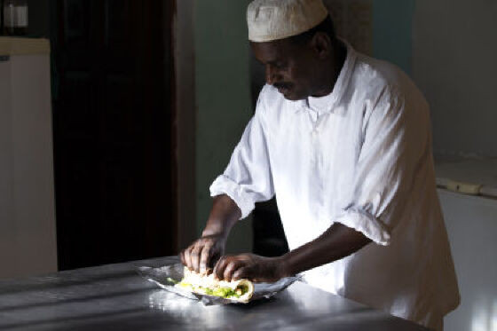 Motaz e sua família vieram do Sudão. Eles são proprietários de um restaurante de comida árabe em Cuiabá