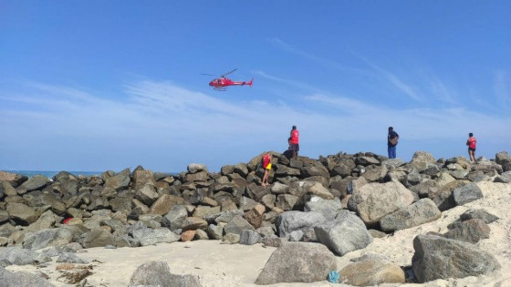 onde arrasta pessoas para o mar