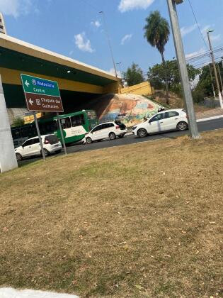 acidente ônibus e táxis